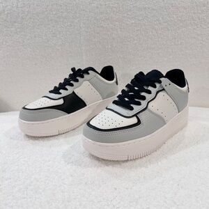 New Berness Women’s Size 6 Grey White Sneaker Child Size 4/4.5 Platform Eden